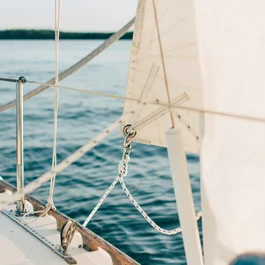 Segel und Taue an einem Segelboot auf ruhigem Wasser
