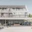 Moderner Hotelaußenbereich mit Pool und Liegestühlen