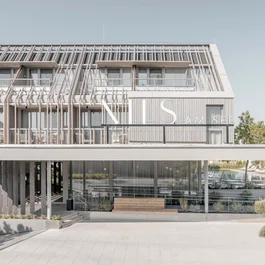 Moderner Hotelaußenbereich mit Pool und Liegestühlen