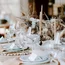 Eleganter gedeckter Tisch mit Kerzen und Trockenblumen für festliches Essen