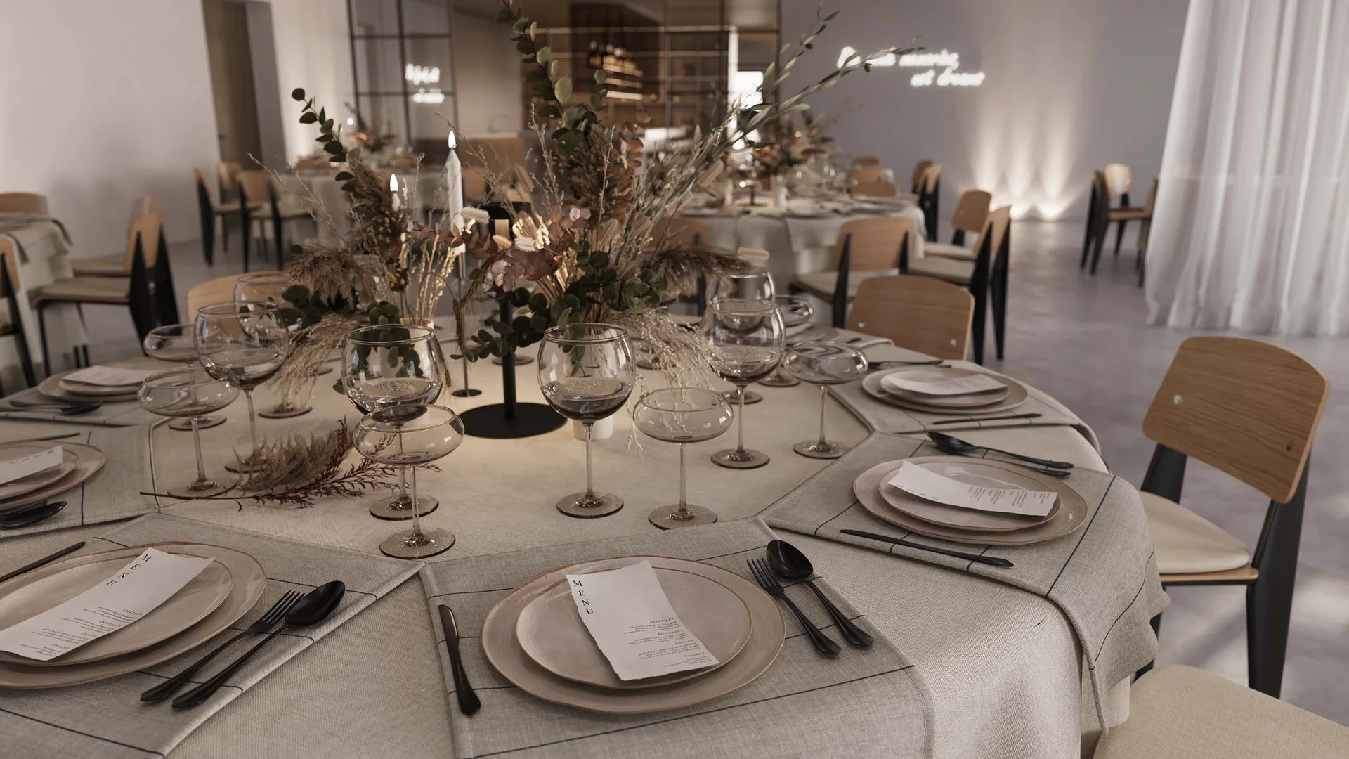 Eleganter gedeckter Esstisch mit Blumenschmuck und Menükarten